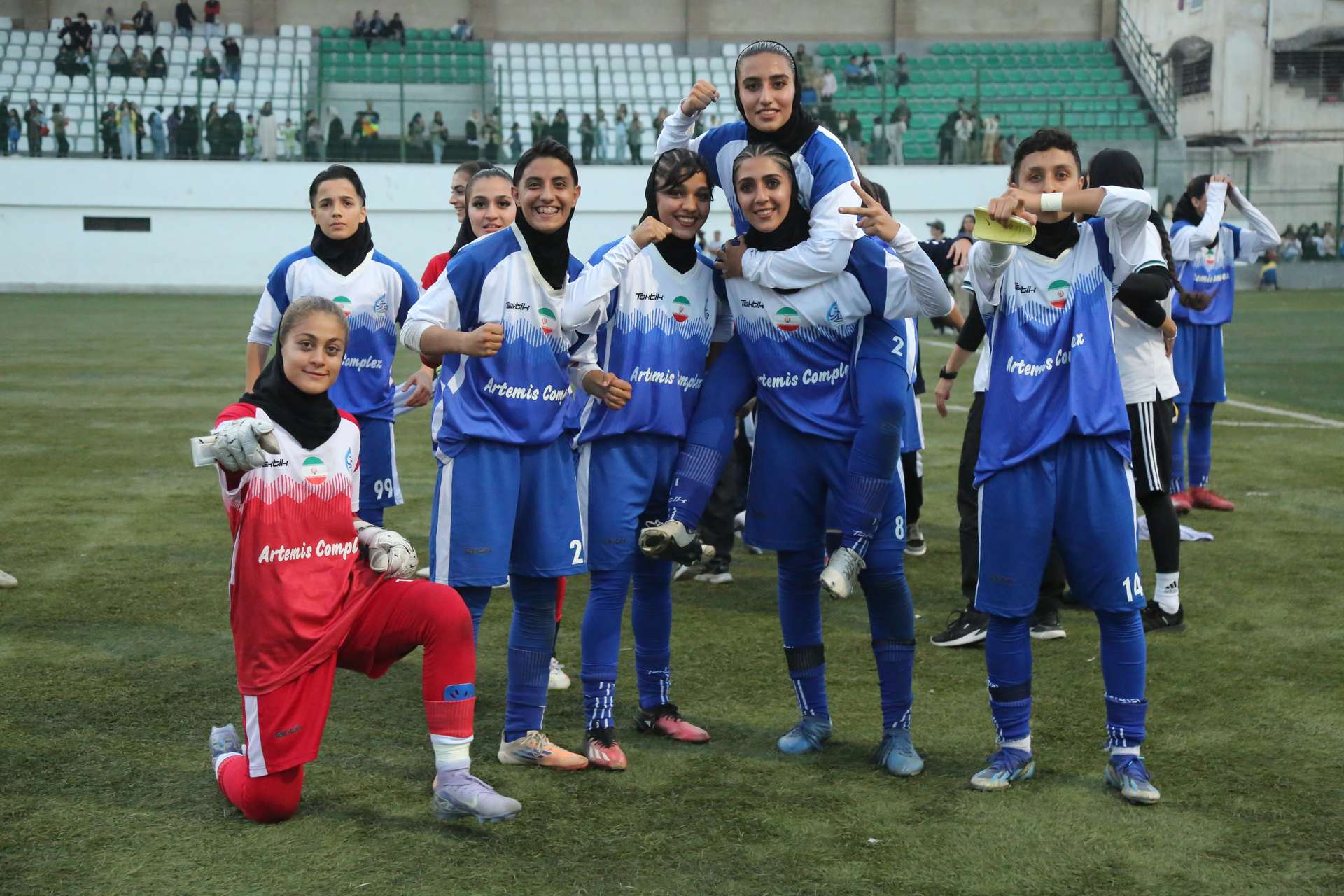 لبخند پیروزی روی چمن